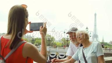 女儿在巴黎度假时给<strong>年迈</strong>的父母拍照。埃菲尔铁塔和塞纳河附近